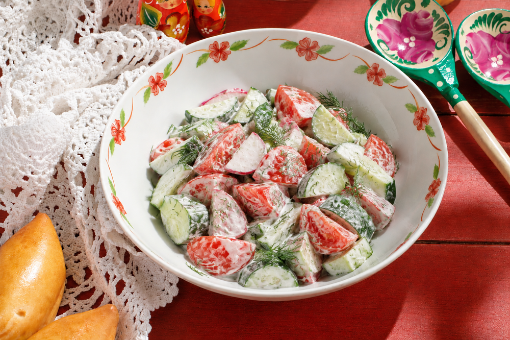 Vegetable salad with sour cream