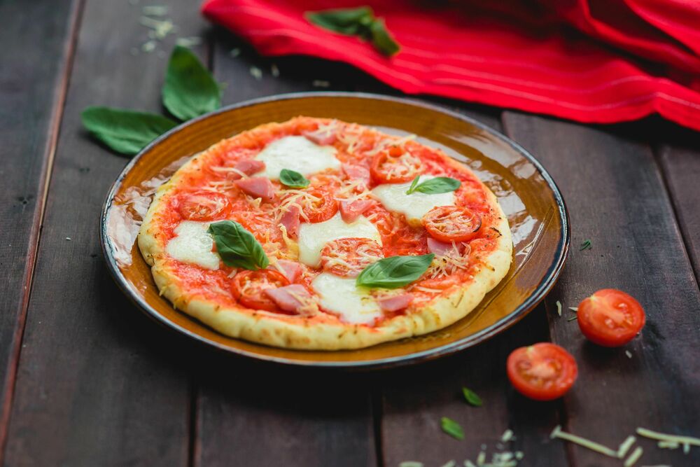 Kid's pizza with ham and tomatoes