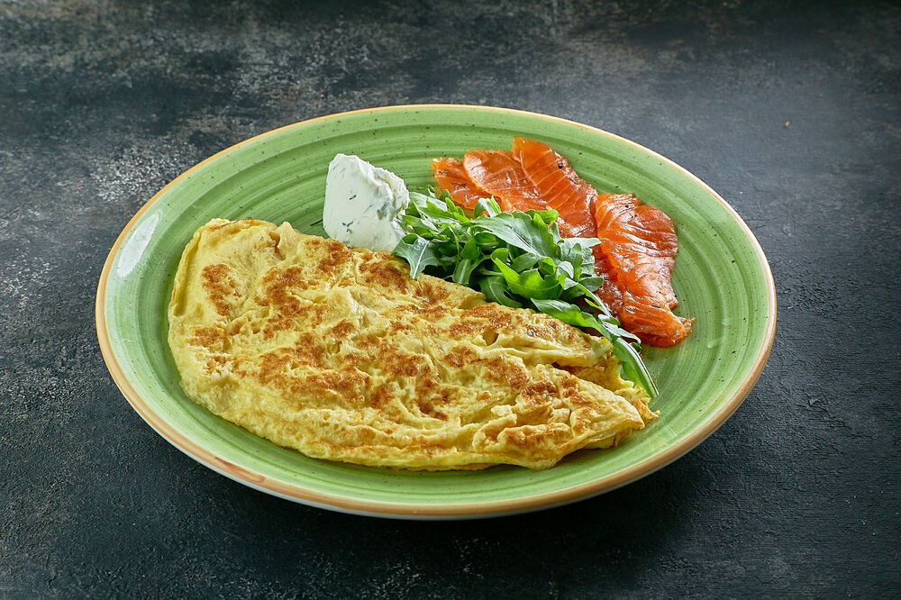 Omelet with smoked salmon and cheese cream