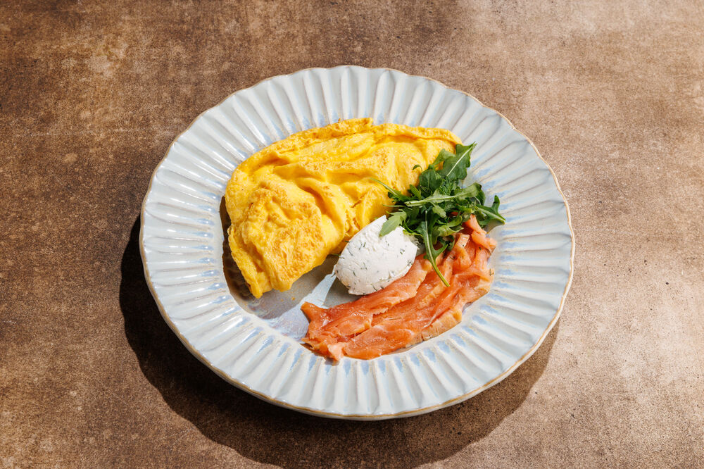 Omelet with smoked salmon and cheese cream