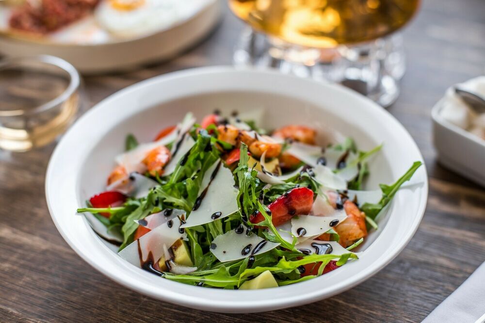 Arugula with shrimps