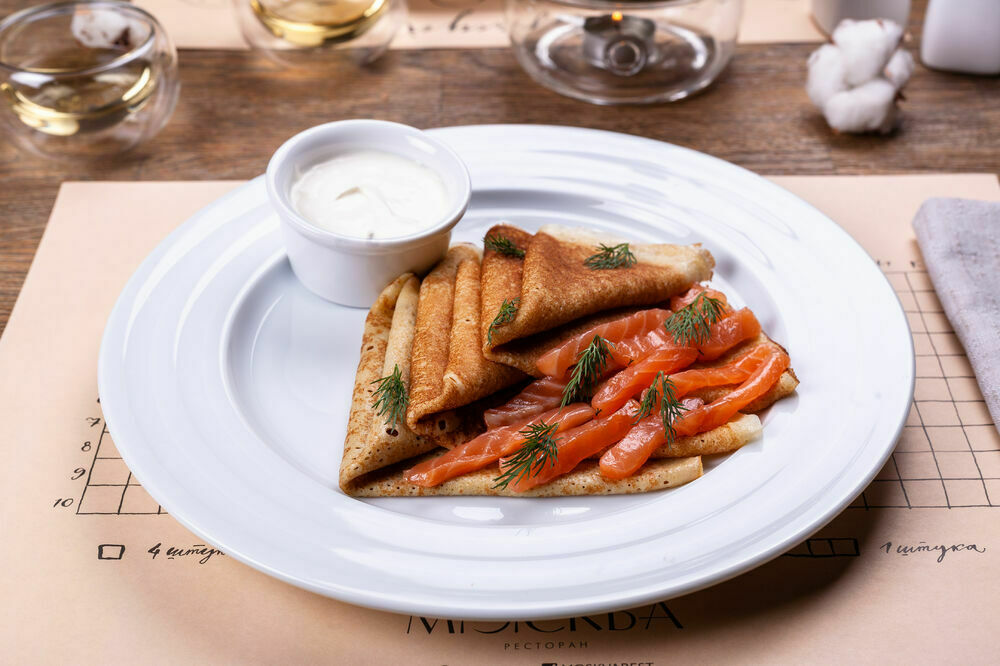 Блинчики с лососем шеф-посола и сметаной