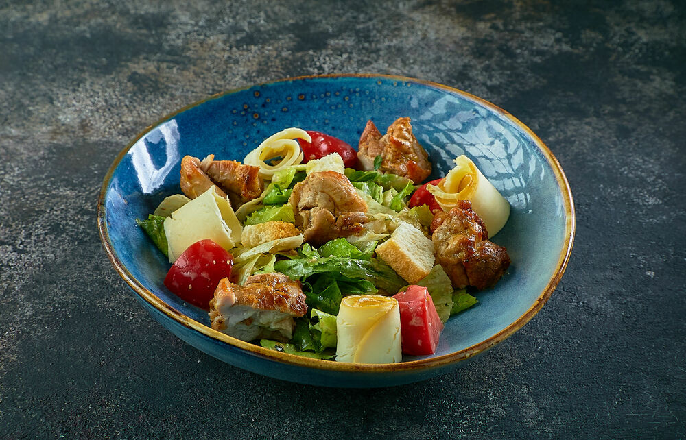 Warm salad with smaked cheese and chicken thigh