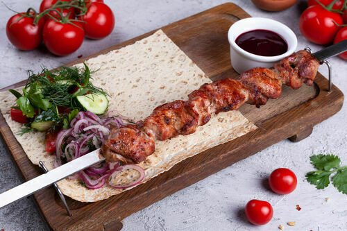 Skewer of turkey with blackberry sauce
