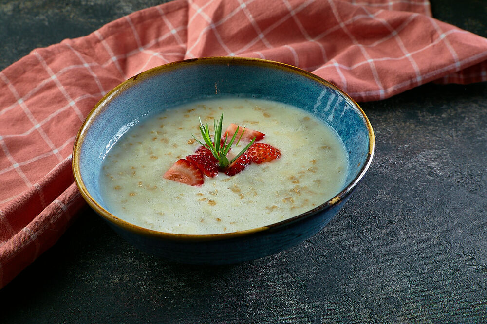 Oatmeal porridge with strawberries