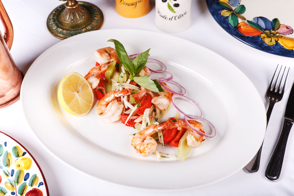 Shrimps salad in Catalana style