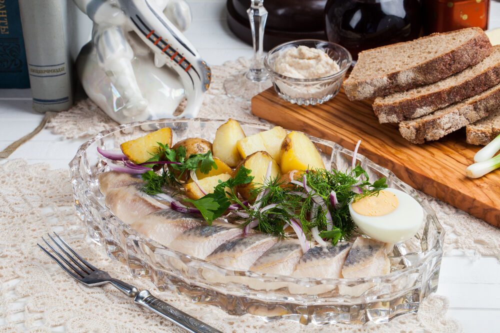 Olyutorskaya herring with baked potatoes and Yalta onion