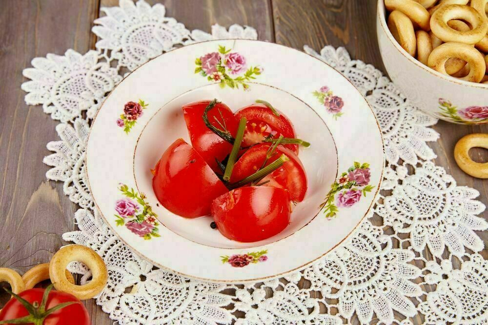 Mild-cured red tomatoes