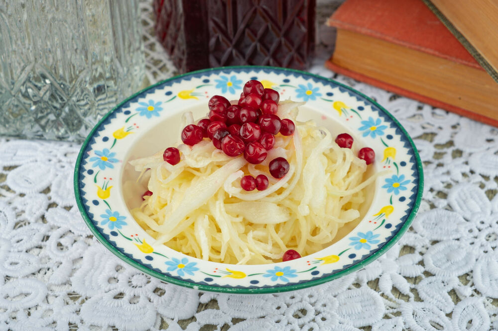 Little salty cabbage with horse-radish and cranberry