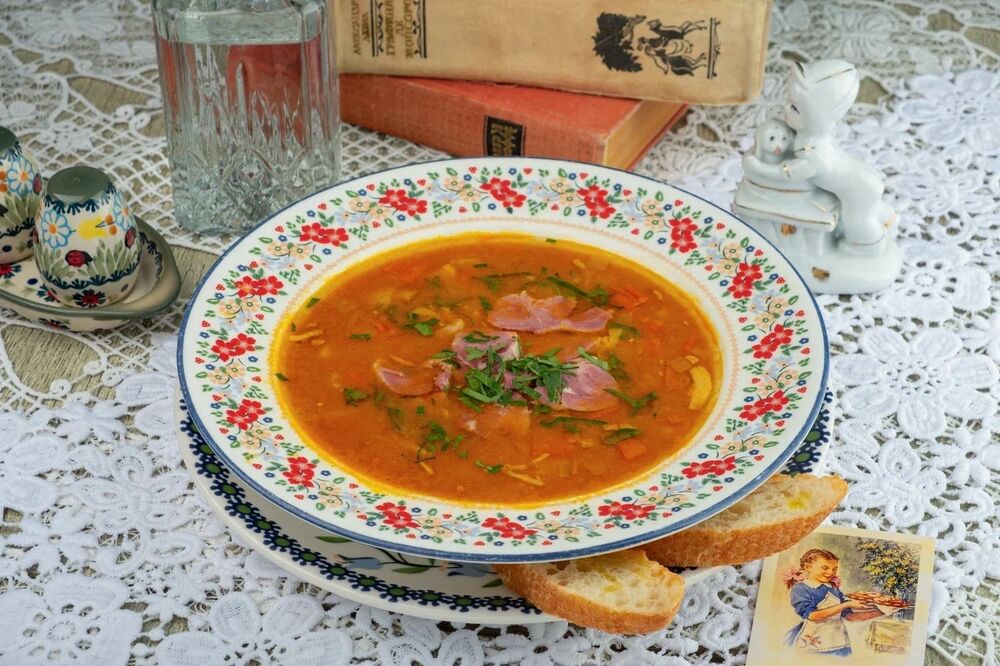 Pea soup with smoked shank
