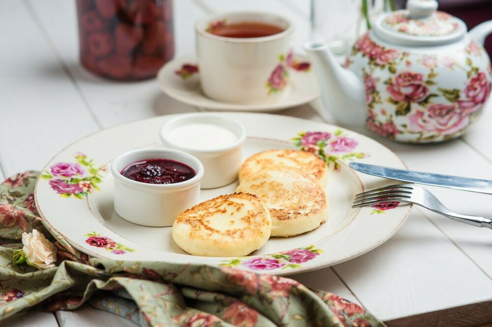 Cottage cheese patties with berry sauce