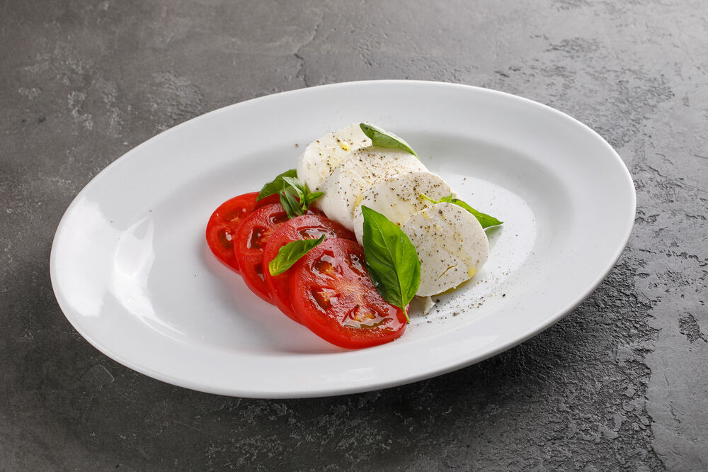Salad with Mozzarella and tomatoes