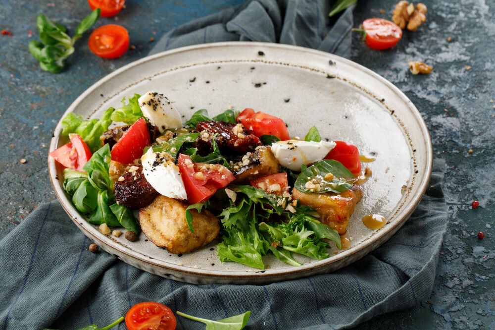 Salad with eggplant, tomato and cheese