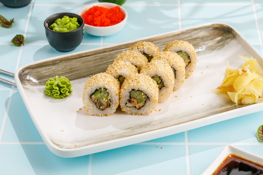 Roll with eel in sesame seeds
