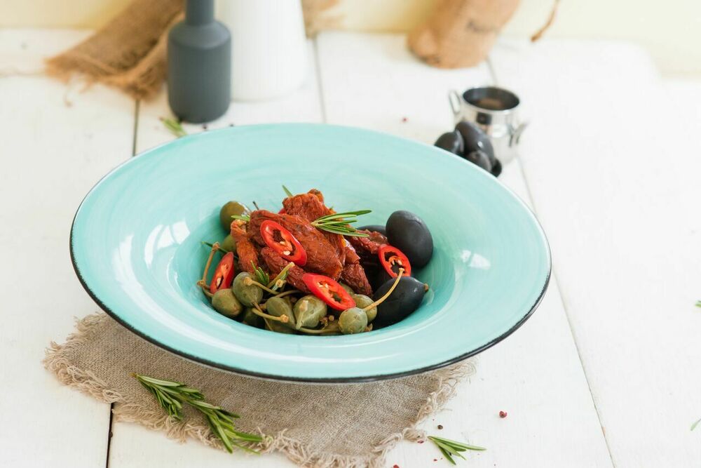 Capers/ green olives / black olives / dried tomatoes / artichokes