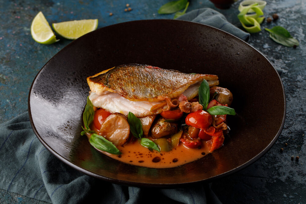 Dorado fillet with beaten olives and leek