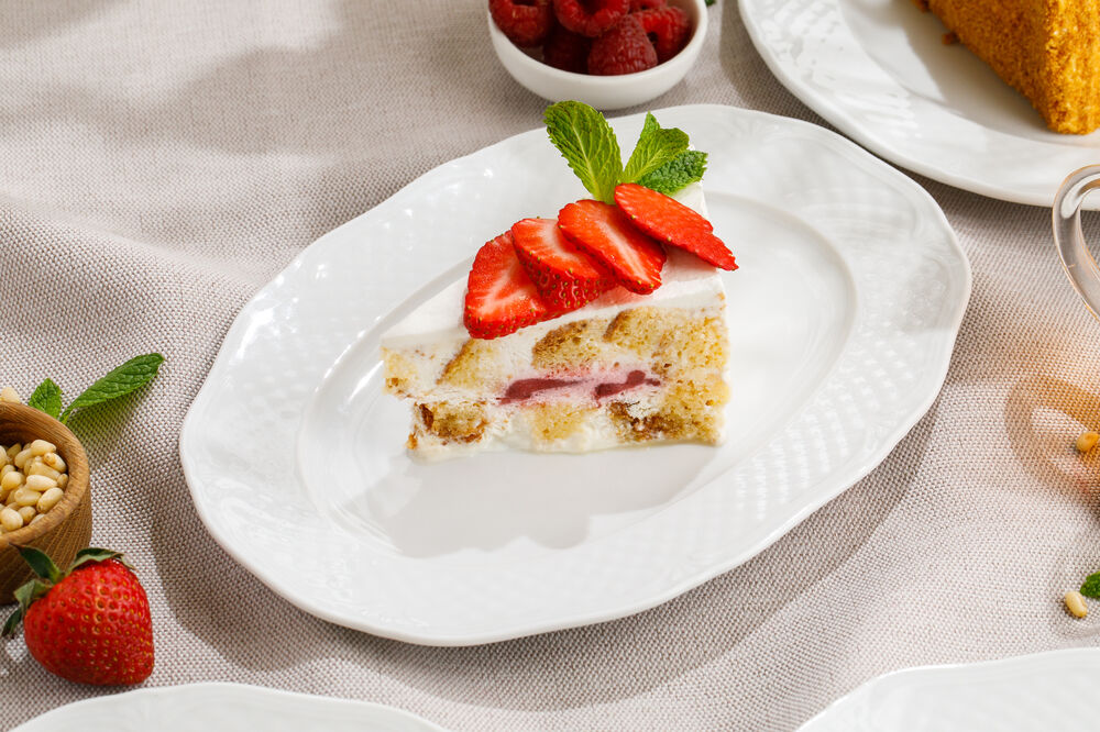 Sour cream cake with strawberry