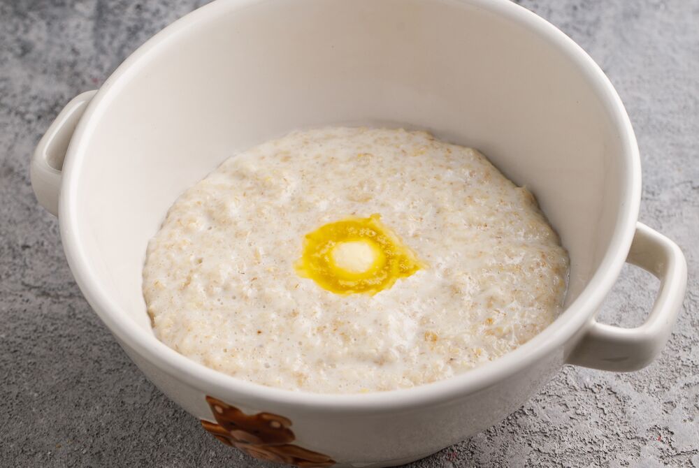 Oatmeal porridge with milk