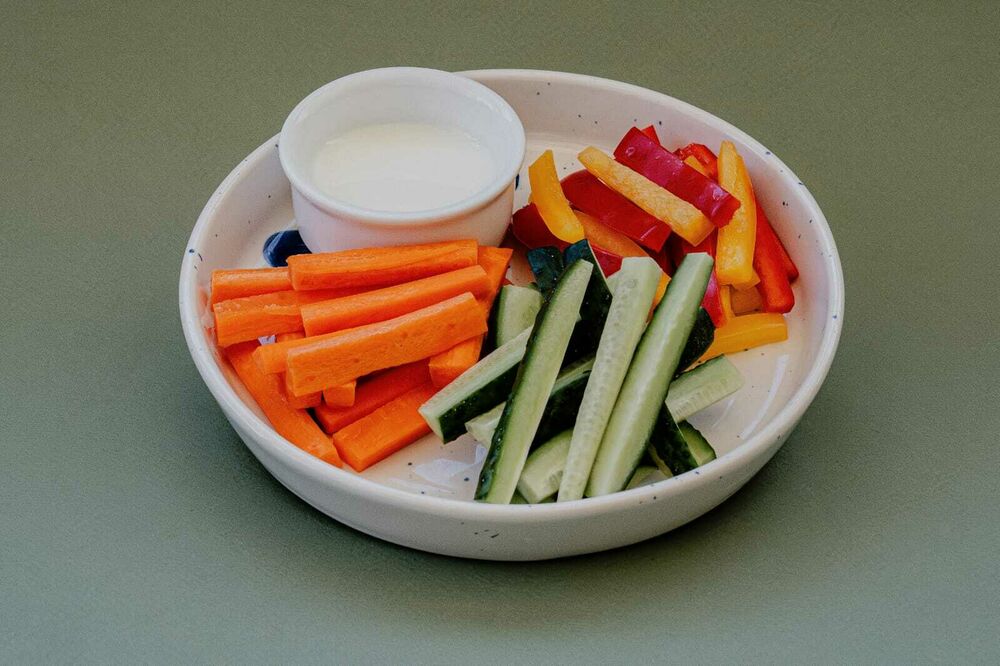Овощные палочки со сметанным облачком