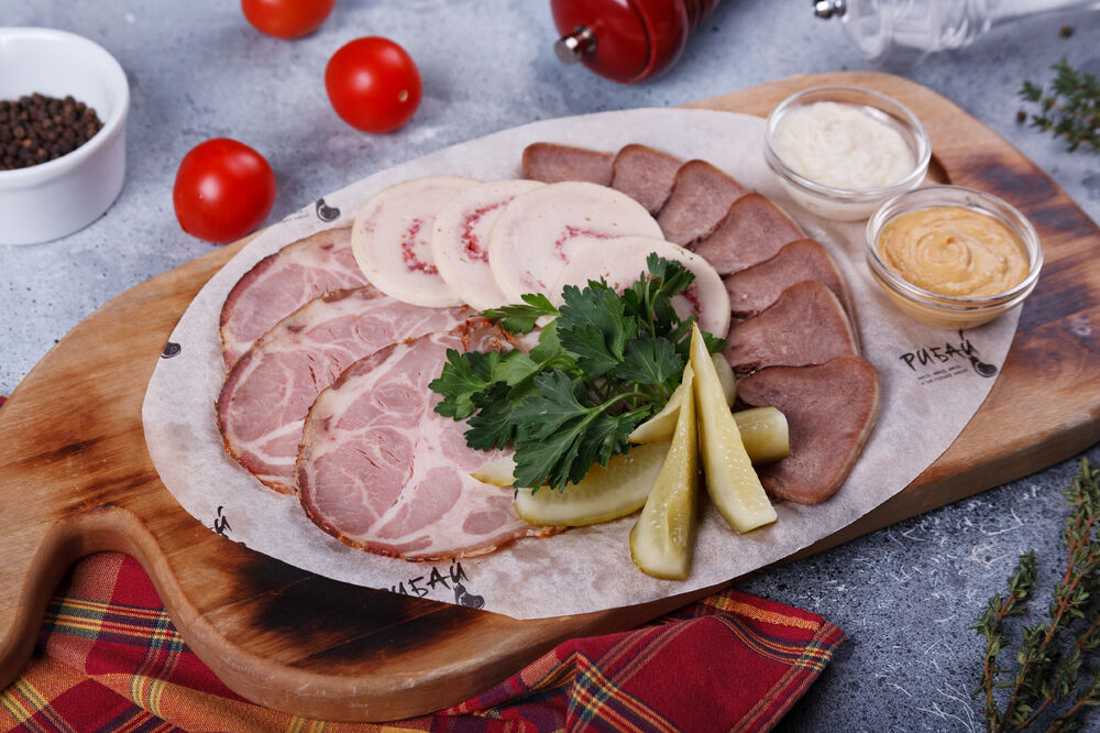 Cold starter of three types of meat