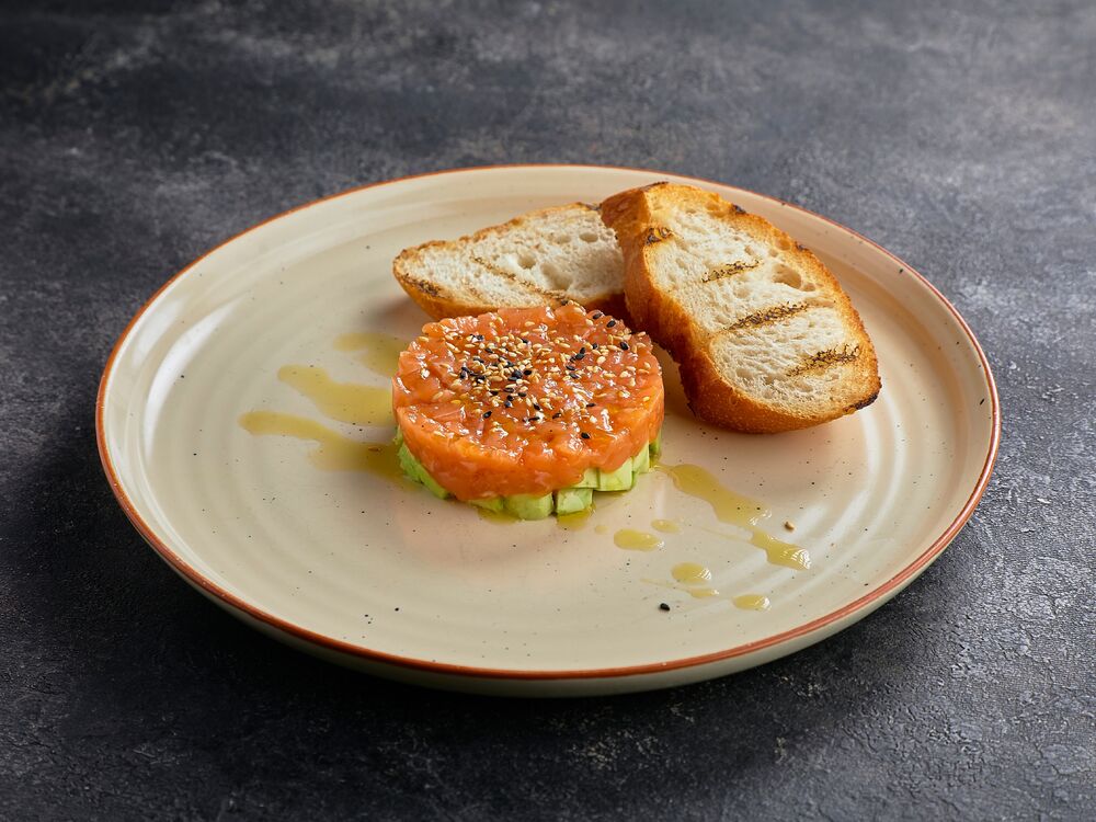 Тартар из лосося и авокадо