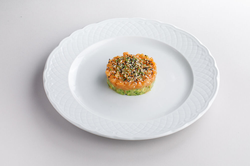 Тартар из лосося и авокадо