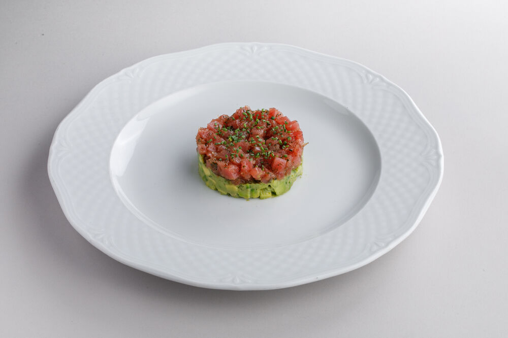 Тартар из тунца с авокадо