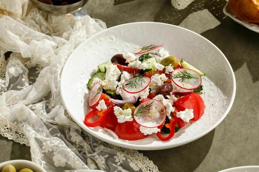 Греческий салат с настоящим сыром фета