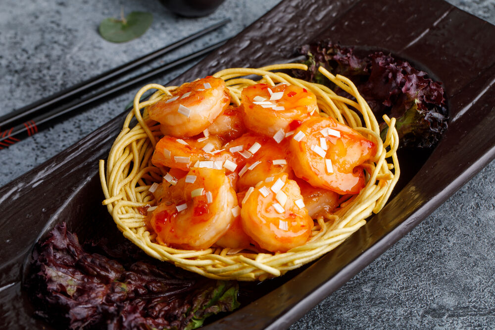 Shrimps in a basket with chili sauce