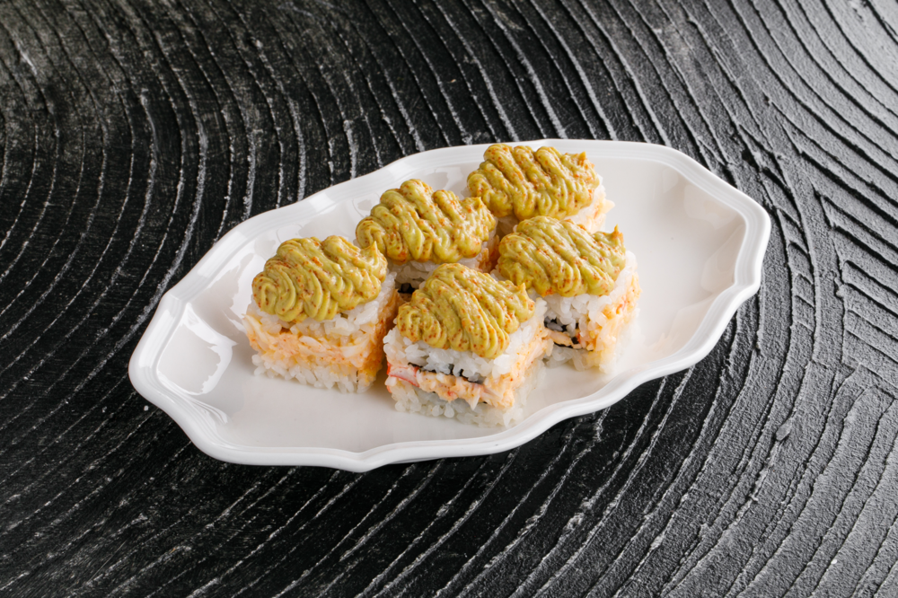  Roll with spicy crab and avocado mousse  