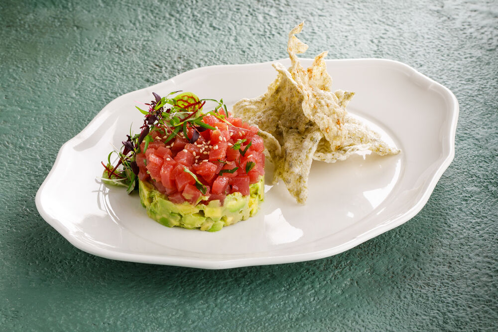 Tuna tartar with avocado 