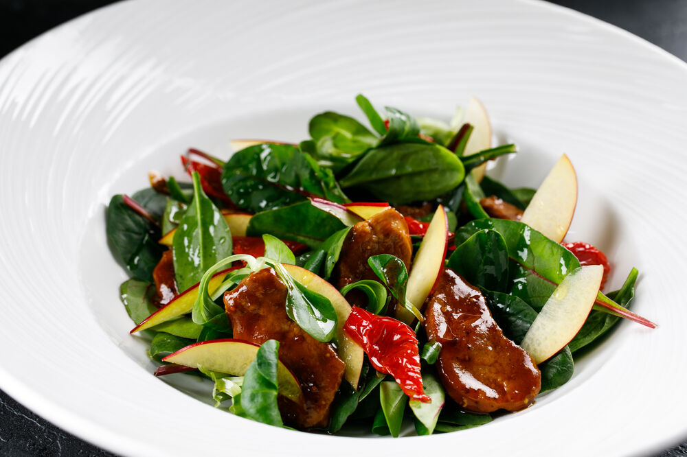 Warm duck salad with peaches