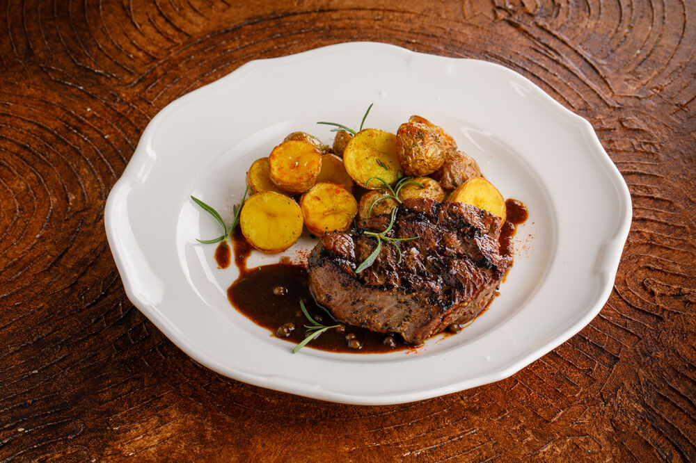 Roast beef with pepper sauce and baked potatoes 