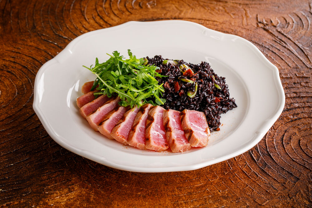 Tuna tagliata with rice Nero Venere 