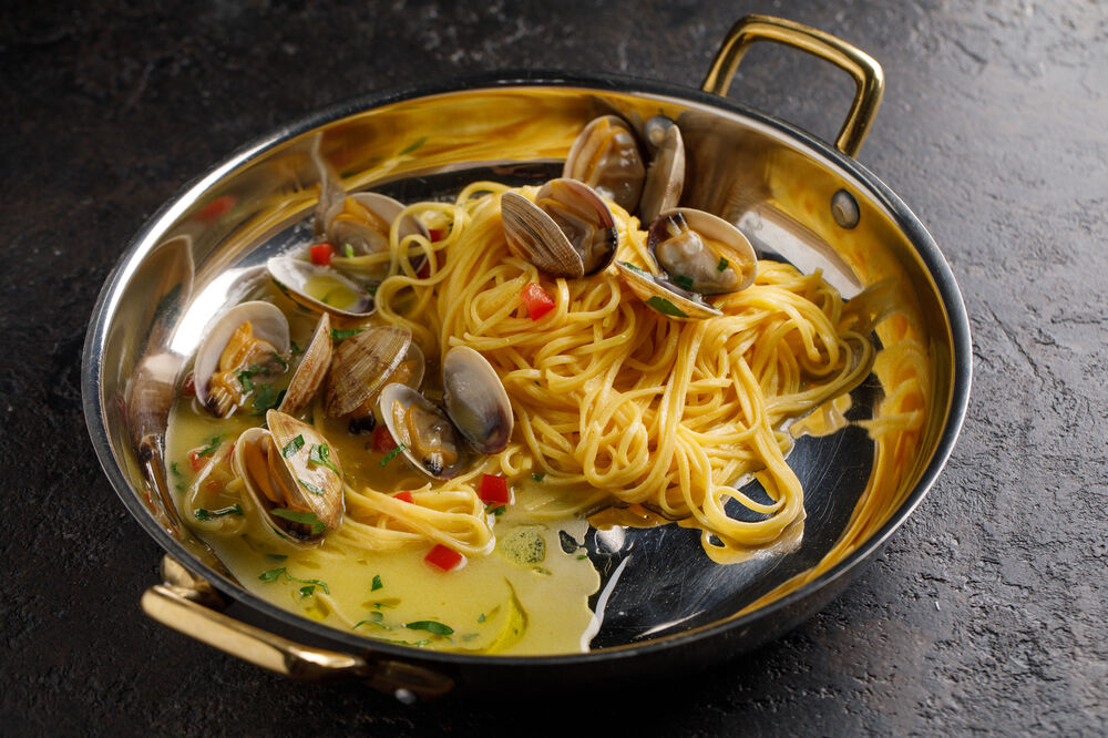  Spaghetti with vongole on promotion