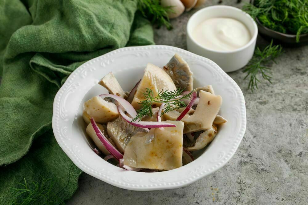 Mushrooms in cream sauce with red onion and greens 