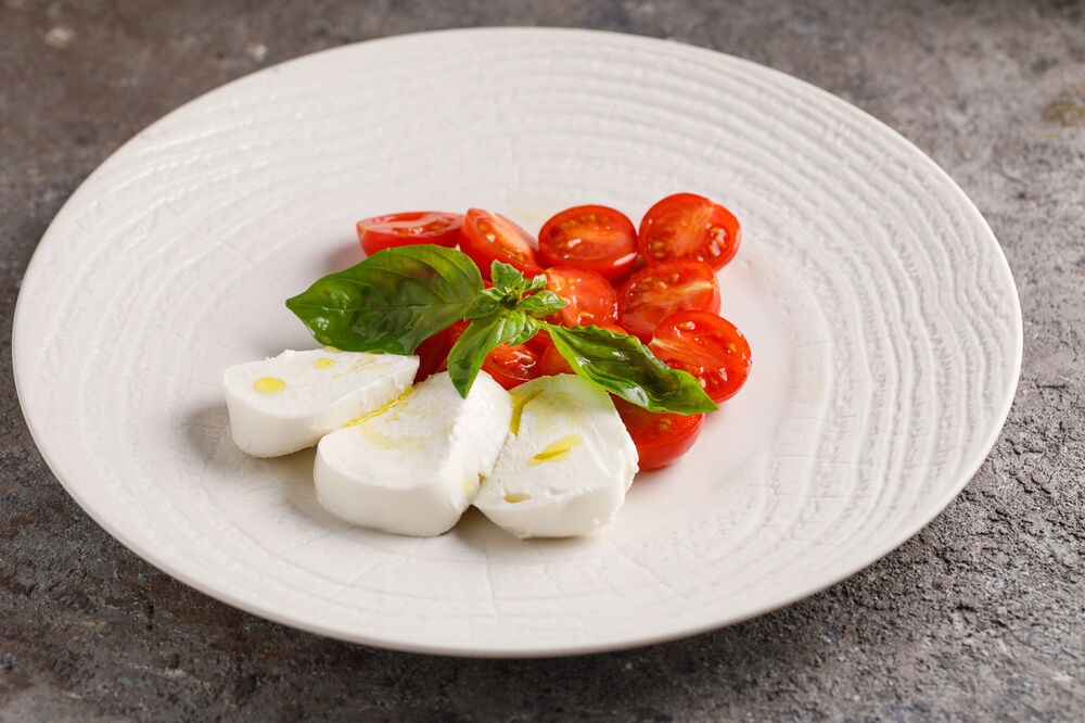 Mozzarella with tomatoes